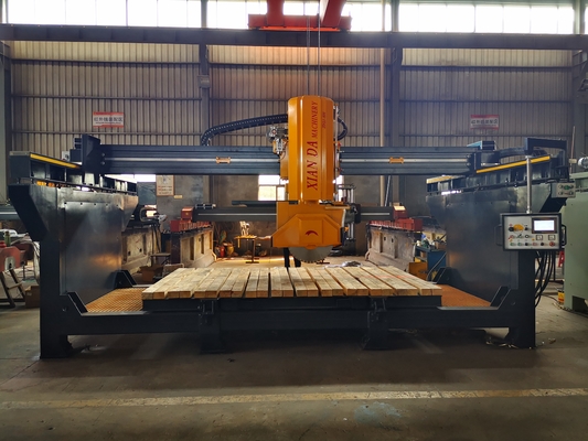 Geïntegreerde brugzaag-snijmachine met compacte structuur