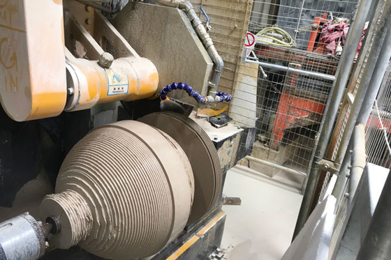 Metalen kolom snijmachine 7.5kw hoofdmotor met grote snijcapaciteit wisselstroom stroomtoevoer
