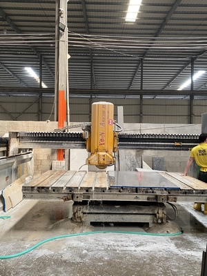 Automatische brugsnijmachine met veiligheidssysteem, wisselstroomvoorziening en blaaddiameter van 2200-2800 mm