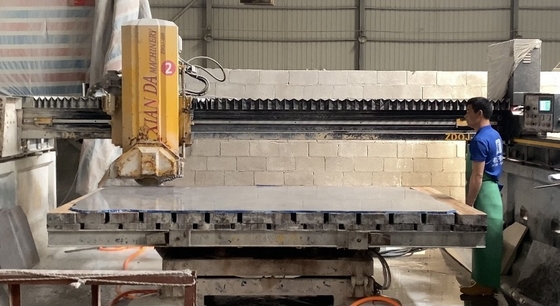 Automatische brugsnijmachine met veiligheidssysteem, wisselstroomvoorziening en blaaddiameter van 2200-2800 mm