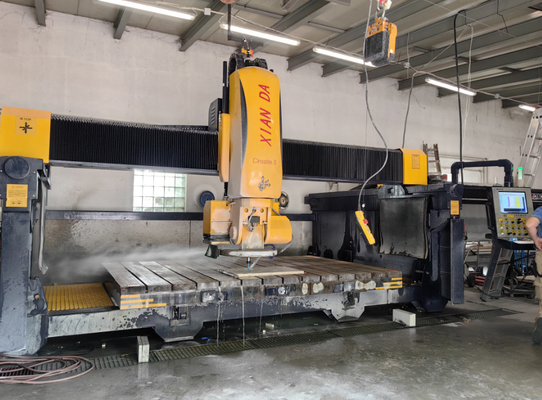 Automatische 5-assige brugzaag-snijmachine voor het snijden van granietenprofielen