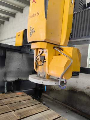 Automatische 5-assige brugzaag-snijmachine voor het snijden van granietenprofielen