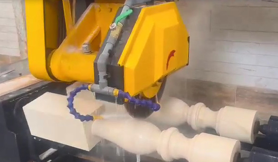 CNC / PLC twee stuks baluster snijmachine voor kingpost, wegversperring