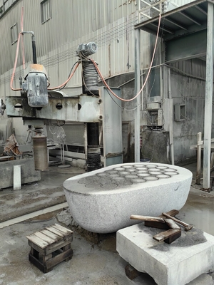 Boormachine voor grafstenen, stenen lantaarns, wasbak.