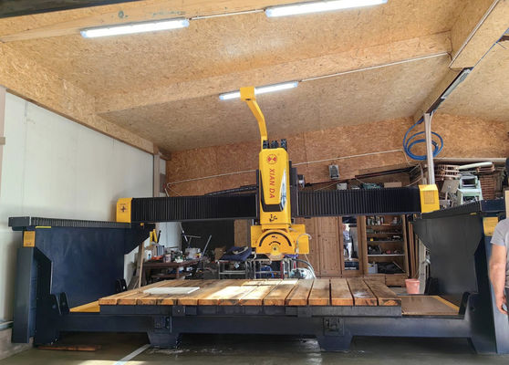 5-assige brugzaagmachine met automatische tafelbeweging AC-voeding en 15 kW hoofdstroomvoorziening