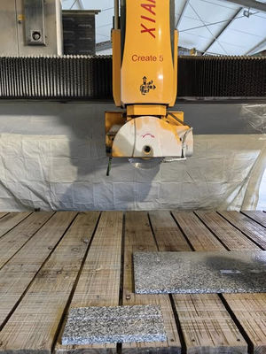 5-assige brugzaagmachine met automatische tafelbeweging AC-voeding en 15 kW hoofdstroomvoorziening