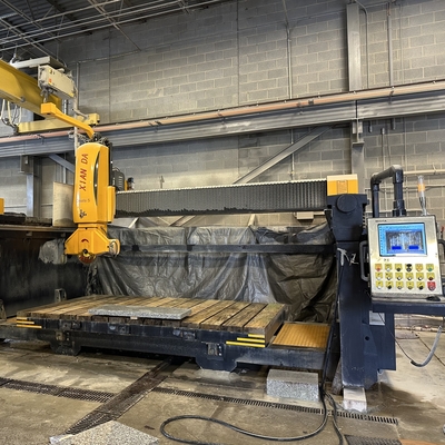 Automatische tafelbewegingsbrugzaag snijmachine met 18,5 kW vermogen en een brutogewicht van 8000 kg