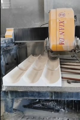 Bridge type lineaire snij- en freesmachine.