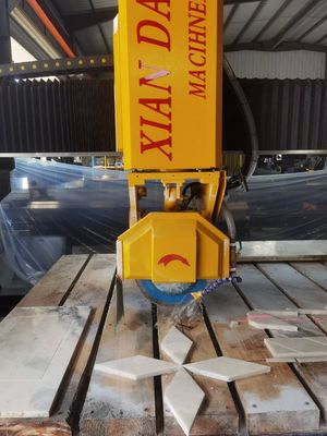 Infrarood middelste blokbrugs snijmachine met 3200*2000 mm werktafel 0-85° kanteling en 0-90° rotatie voor graniet en marmer