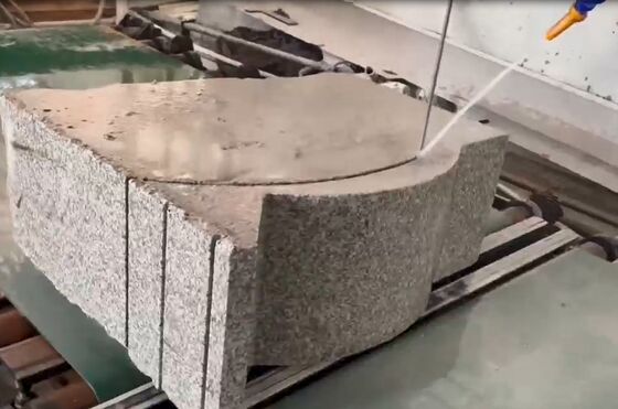 Verticale CNC-draadzaagmachine voor gebogen stoeprand