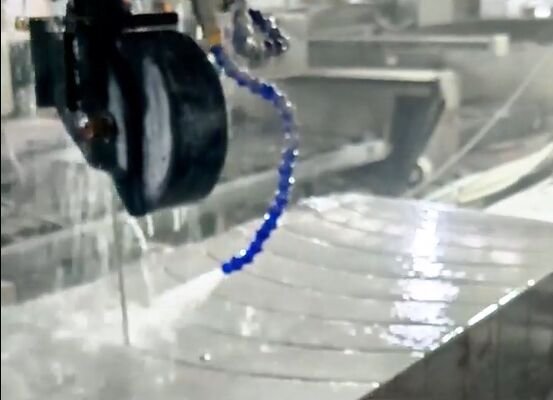 CNC-gestuurde verticale draadzaagmachine met 3-assige koppeling voor het snijden van gebogen stoepranden