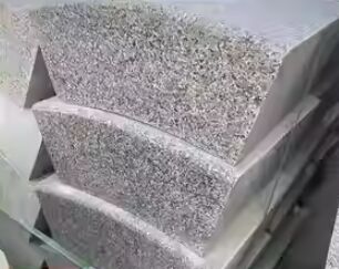 CNC-gestuurde verticale draadzaagmachine met 3-assige koppeling voor het snijden van gebogen stoepranden