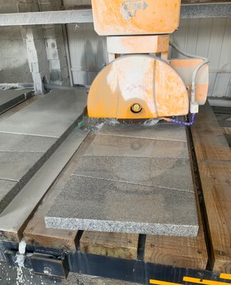4+1-assige brugzaagmachine met 3200x2000mm werktafel en 15kw/18.5kw motorvermogen voor precisie steenbewerking