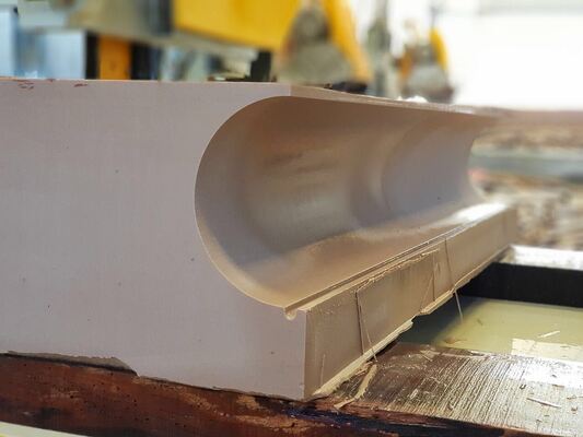 4-assige CNC diamantdraadsnijmachine met 360° servo-draaitafel, 16-oppervlakken glijbaan en 28 rolwielheffing