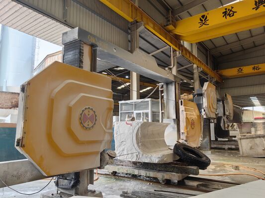 4-assige CNC diamantdraadsnijmachine met 360° servo-draaitafel, 16-oppervlakken glijbaan en 28 rolwielheffing