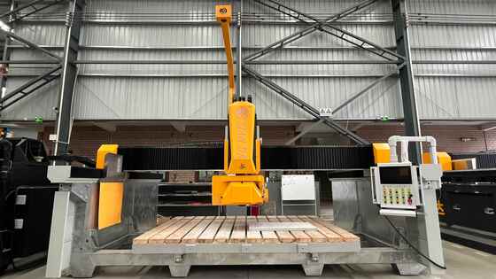 4-assige intelligente brug steen snijmachine met 600 mm zaagblad High-End CNC-systeem voor het verwerken van granit marmeren plaat