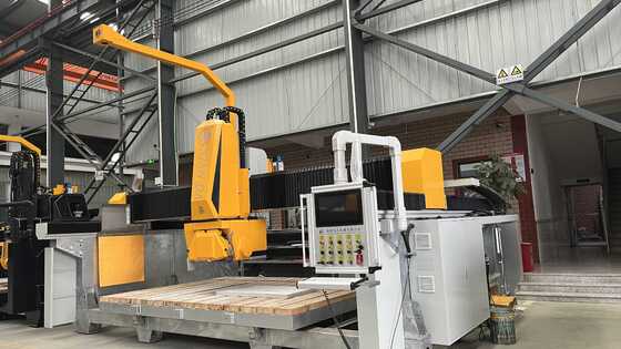 4-assige intelligente brug steen snijmachine met 600 mm zaagblad High-End CNC-systeem voor het verwerken van granit marmeren plaat