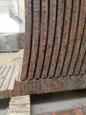 4-assige CNC-diamantdraadzaagmachine met 360° servo-roterende tafel 16-oppervlak glijbaan en 28 rollend wiel lift voor marmeren graniet