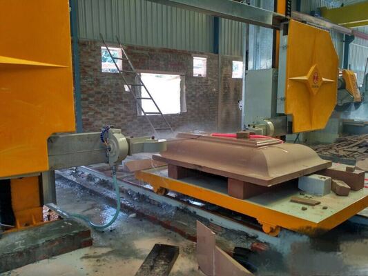 4-assige CNC-diamantdraadzaagmachine met 360° servo-roterende tafel 16-oppervlak glijbaan en 28 rollend wiel lift voor marmeren graniet