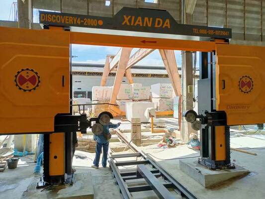 4-assige CNC-diamantdraadzaagmachine met 360° servo-roterende tafel, 16-oppervlak glijbaan en 28 rollende wielen voor marmer en graniet