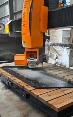 5-assige brugzaag-snijmachine met 15 kW hoofdvermogen en automatische tafelbeweging