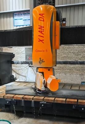 5-assige brugzaag-snijmachine met 15 kW hoofdvermogen en automatische tafelbeweging