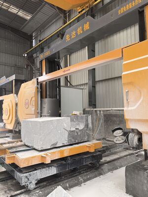 XIANDA CNC-2500SA Precisie CNC Diamantdraadzaagmachine met 20 Ton Draagvermogen en 360-Graden Servo Draaitafel voor Steenprofielbewerking