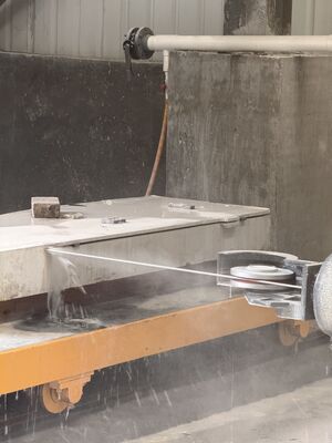 XIANDA CNC-2500SA Precisie CNC Diamantdraadzaagmachine met 20 Ton Draagvermogen en 360-Graden Servo Draaitafel voor Steenprofielbewerking