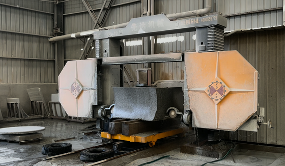 DTWS-2000SA CNC Diamantdraadzaagmachine met hoge snijprecisie en 360° rotatie voor het profileren van steen