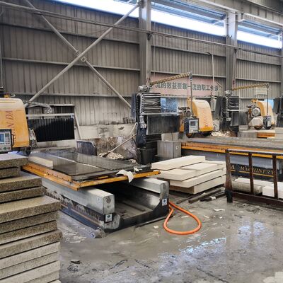 CNC steenprofielmachine met dubbellemsnijden met hoge herhalingsnauwkeurigheid en optionele draaitafel voor de op maat gemaakte steenproductie