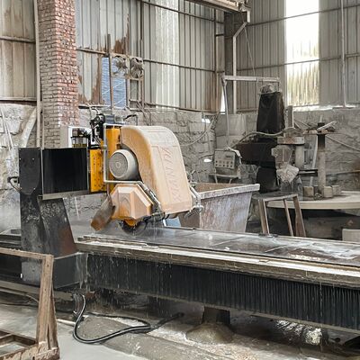 CNC steenprofielmachine met dubbellemsnijden met hoge herhalingsnauwkeurigheid en optionele draaitafel voor de op maat gemaakte steenproductie