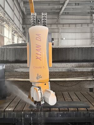 5-assige CNC-brugzaagmachine met 360° bladrotatie voor steenbewerking van 3200x2000 mm