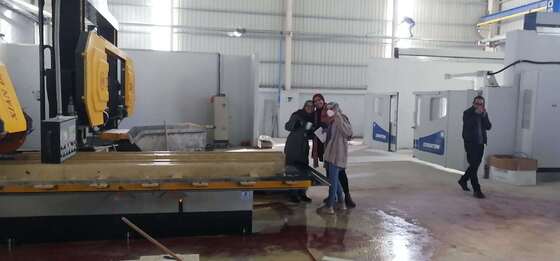 4-assige CNC-diamantdraadzaagmachine met 360° servo-roterende tafel en 20 ton laadvermogen voor het snijden van steen