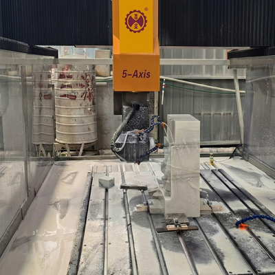 5-assige CNC-graafmachine voor steen met 7,5 kW zware spindel en 3000×1300 mm bewerkingstafel voor omnidirectioneel 3D-snijden