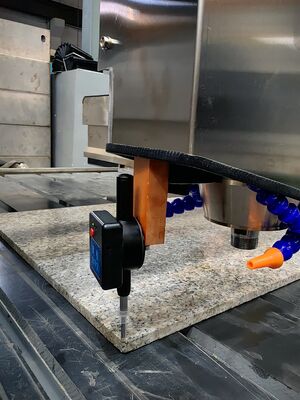 Elektrisch aangedreven CNC-steenhouwenmachine met 0,02 mm precisie en 15 m / min luchtsnelheid voor tactiele straatsteen