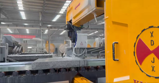 VERTICALE CNC-DRAADZAAGMACHINE | ZAGEN VAN GEBOGEN TROTTOIRBANDEN – DIRECT AF FABRIEK