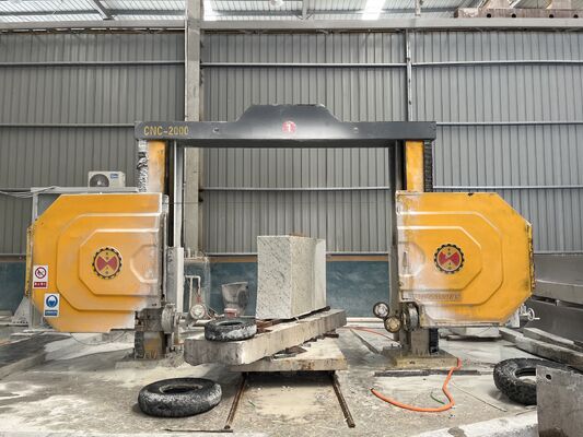 Discovery-4 4-assige CNC-diamantdraadzaag, 15 kW permanente-magneetmotor, servo-draaitafel voor het zagen van stenen boogplaten, zuilen en grafstenen
